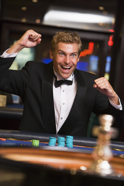 Man winning at roulette table - Φωτογραφία, εικόνα