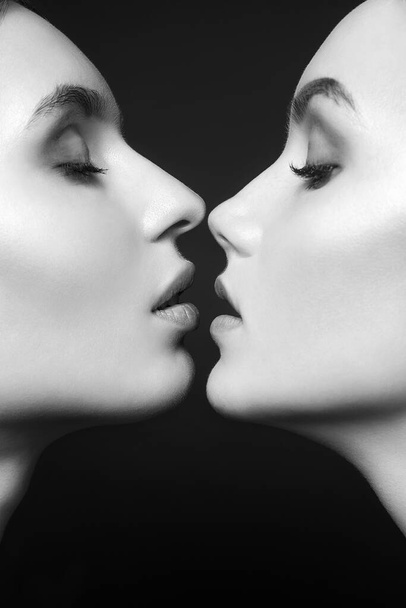 Kaksi kaunista tyttöä suutelee. Ihana naispari. Musta ja valkoinen kuva - Valokuva, kuva