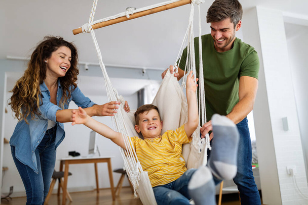 Šťastná mladá rodina trávit čas spolu, hrát si doma. - Fotografie, Obrázek