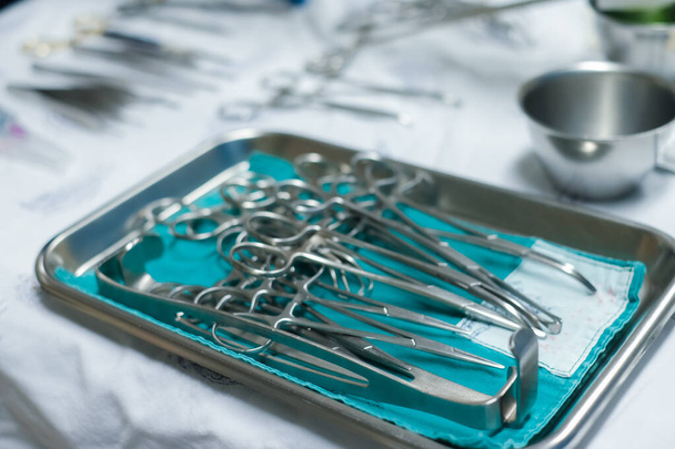 strumenti chirurgici sterili sono su un tavolo durante un'operazione. Strumenti medici in un vassoio d'acciaio. - Foto, immagini