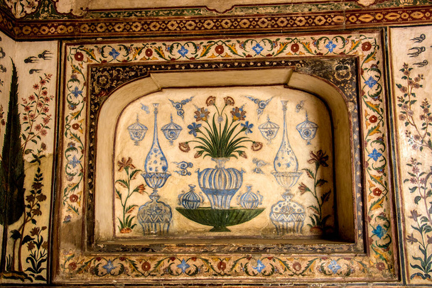 Detail of decoration and geometrically patterned on the wall of Itmad-Ud-Daulah's tomb, called as the Jewel Box or the Baby Taj, located in Agra, Uttar Pradesh, India. - Foto, Imagen