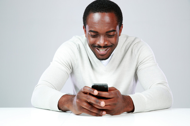 African man using smartphone - Zdjęcie, obraz