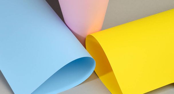 абстрактний фон з закручених листів різнокольорового паперу з тіні. Шаблон тла для дизайнера, банера
 - Фото, зображення