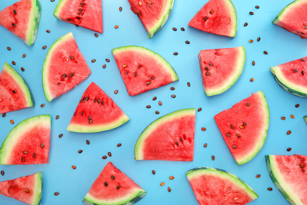 Zralé šťavnaté kousky melounu vzor na modrém pozadí. Horní pohled. - Fotografie, Obrázek