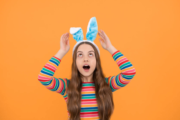 о Боже мій. щасливого Великодня. щастя дитинства. дитина в костюмі кролика. час для розваги. чарівна дитина в смішних вухах зайця. Великоднє весняне свято. здивована дівчина-підліток носить вуха кролика
. - Фото, зображення