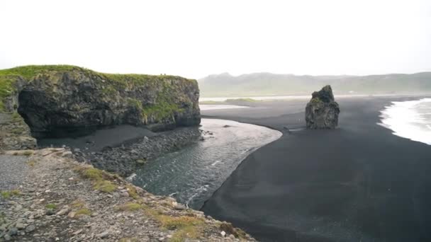 Reinisfjara Black Beach kesäkaudella, Islanti - Materiaali, video