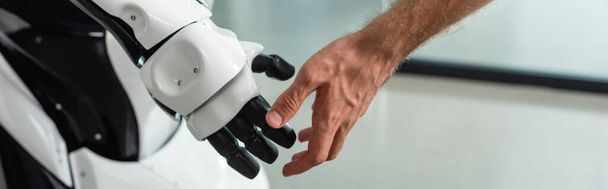 人間型ロボットバナーの手に触れる技術者の部分的な見解 - 写真・画像