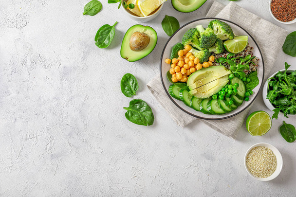 Gesundes vegetarisches Ernährungskonzept: Quinoa mit Gemüse, Samen und Kräutern auf weißem Hintergrund. Ansicht von oben. - Foto, Bild
