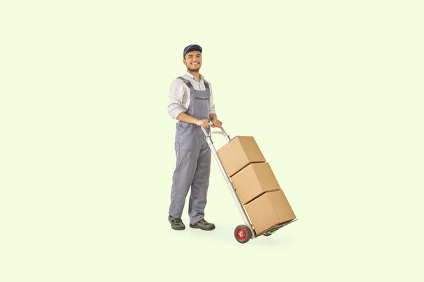 Livraison homme avec camion à main et transporteur style boîte en carton brun. - Photo, image
