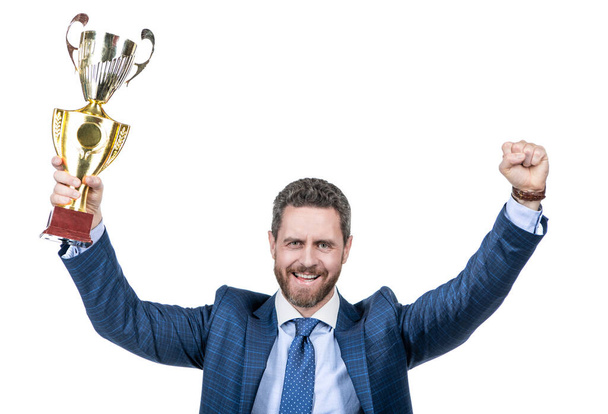 succesvolle zakenman in pak hold kampioen beker s business beloning geïsoleerd op wit, overwinning. - Foto, afbeelding