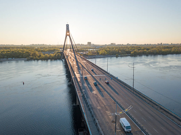 Nordbrücke in Kiew im Morgengrauen. Drohnenblick aus der Luft. - Foto, Bild