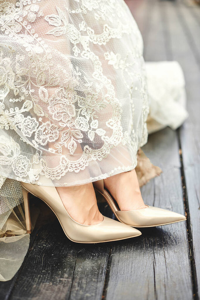 Bruid 's schoenen en bruidsjurk. Wedding concept. - Foto, afbeelding