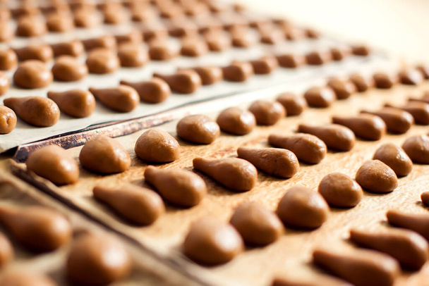 Um processo de produção de produtos de padaria doce na fábrica.  - Foto, Imagem