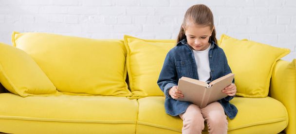 Mädchen lesen Buch auf gelbem Sofa, Banner  - Foto, Bild