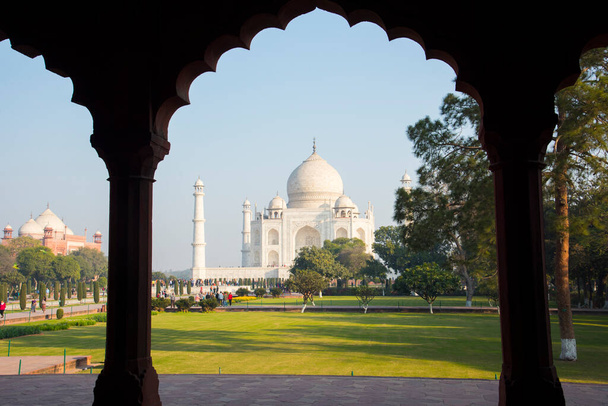 Een uitzicht op de Taj Mahal, een UNESCO World Heritage Site in Agra, India. De Taj Mahal is een wereldwijd populair symbool van liefde. - Foto, afbeelding