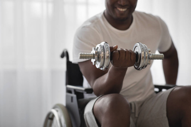 Hombre haciendo ejercicio en casa y recuperando la atención médica, el autoaislamiento y el deporte - Foto, imagen