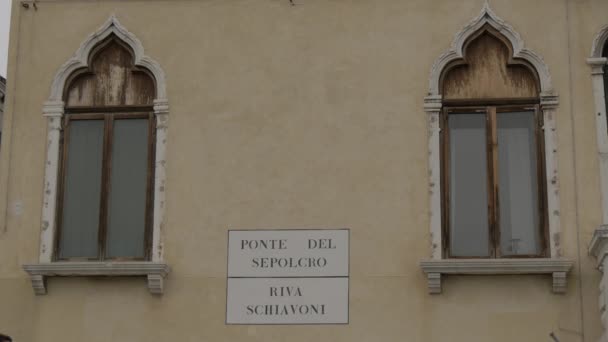 Jmenné plakety Ponte del Sepolcro a Riva Schiavoni - Záběry, video