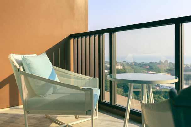könnyű szék erkélyre a szállodában reggeli napsütéssel - Fotó, kép