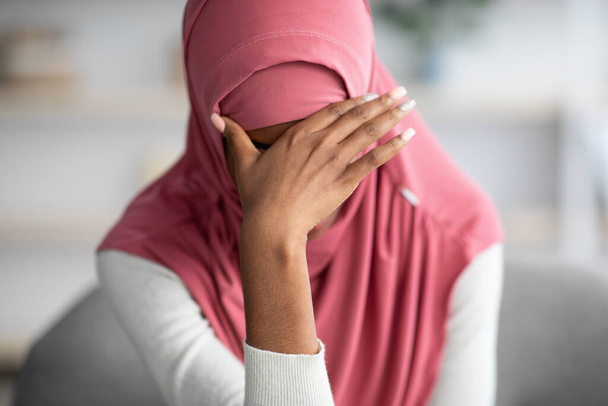 Muotokuva epätoivoinen musta musliminainen Hijabissa istuu kotona - Valokuva, kuva