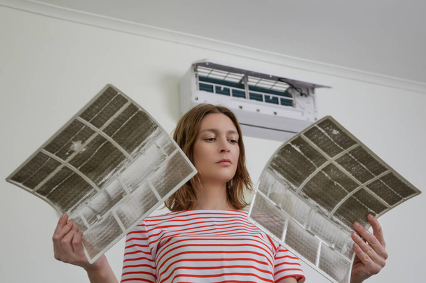 Femme tenant des filtres de climatiseur très sales - Photo, image