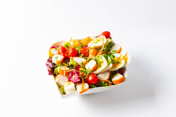 Um close-up da deliciosa e recém-feita salada L 'Oceane em uma tigela - Foto, Imagem