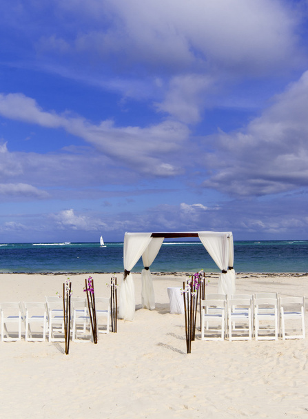 Paviljonki hääseremoniaan Karibian rannalla. Dominikaaninen tasavalta
. - Valokuva, kuva