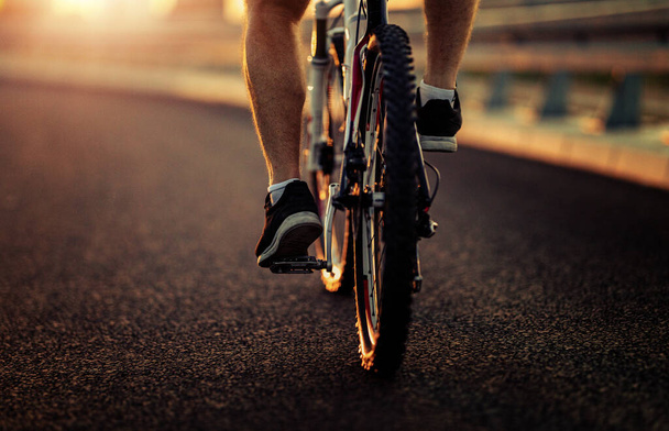 Ποδηλάτης βουνού ιππασία με ποδήλατο στην πόλη.Sport, fitness, κίνητρο και τον τρόπο ζωής έννοια.Κοντινό πλάνο. - Φωτογραφία, εικόνα