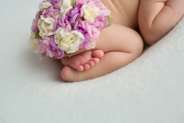 Babyfüße. Der winzige Fuß eines Neugeborenen in sanftem selektivem Fokus. Bild der Fußsohlen. - Foto, Bild
