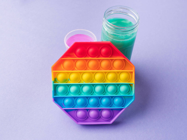 Bubble pop se ja värikäs lima fidget leluja auttaa vähentämään stressiä lapsilla ja aikuisilla - Valokuva, kuva