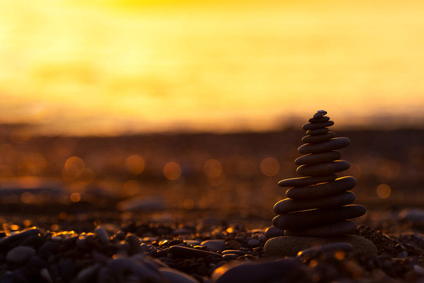 Piramide di pietre sulla spiaggia al tramonto, Beautiful Seascape, Concetto di vacanza al mare, Sfondo panoramico, Equilibrio Composizione, Copyspace - Foto, immagini