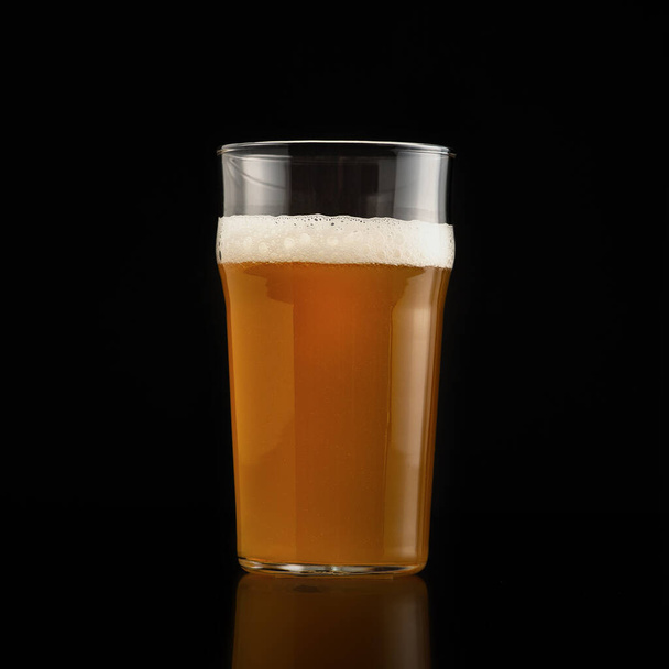 Negócio de cerveja, sabor delicioso de bebida artesanal fresca, anúncio de cerveja - Foto, Imagem