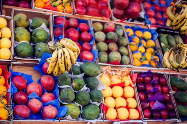 市場でカラフルな有機果物。明るい夏の背景。健康食品. - 写真・画像