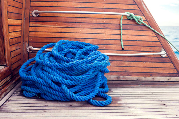 Blaues Seil auf einem Schiff auf einem Holztisch. - Foto, Bild