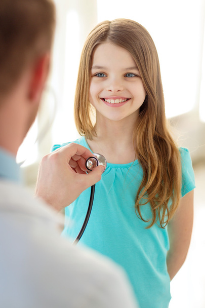 male doctor with stethoscope listening to child - Foto, Bild
