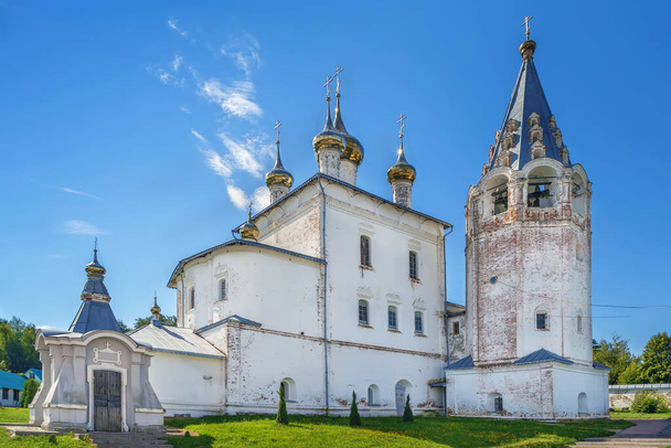 Nikolsky klooster, Gorokhovets, Rusland. Trinity Cathedral met een klokkentoren - Foto, afbeelding