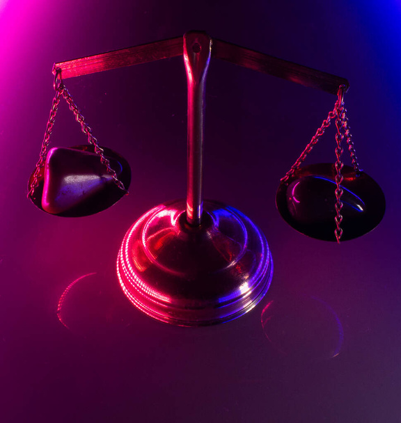 Баланс правосудия на фиолетовом фоне - Фото, изображение