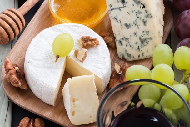 Assorted delicatessen appetizers - cheese, grapes, crackers - Foto, Imagem