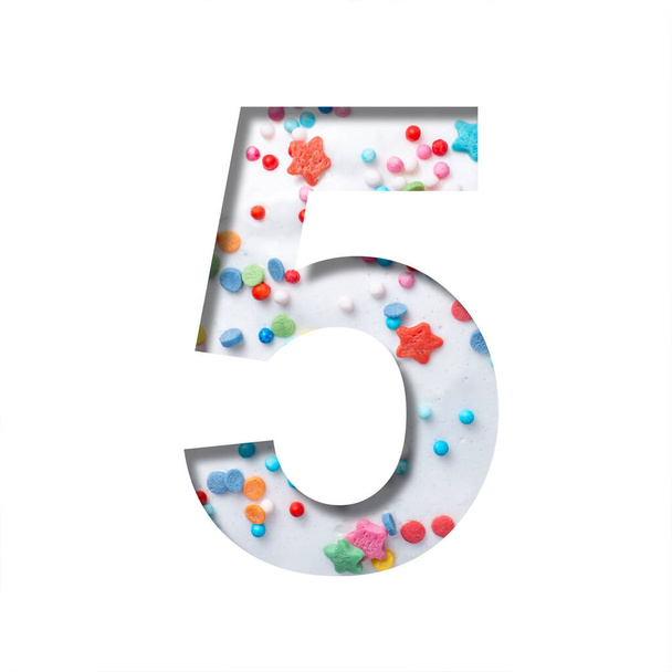 Sweet glaze font. Digit five, 5 cut out of paper on the background of white sweet glaze with colored sprinkles. Set of decorative holiday or birthday fonts. - Foto, immagini
