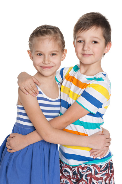 Retrato de dos niños abrazados
 - Foto, imagen