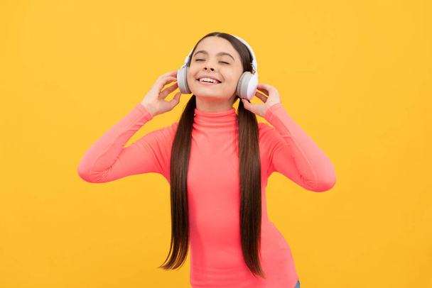 Online-Bildung. webinar. zurück zur Schule. Kinder hören Musik über Kopfhörer. Kinderglück - Foto, Bild