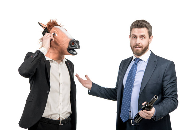 Betrunkener Geschäftsmann zeigt fleißigen Mann im Pferdekopf, der auf Party telefoniert, Workaholic - Foto, Bild