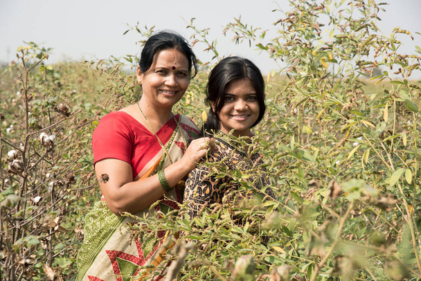 Portret szczęśliwej matki i córki na polu, Maharashtra, Indie. - Zdjęcie, obraz