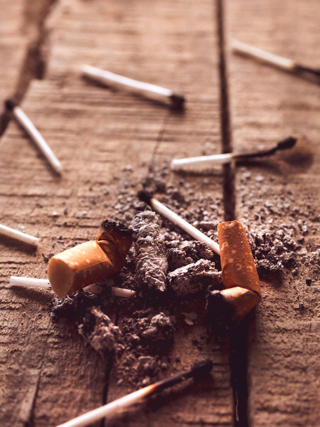 Primer plano de las colillas de cigarrillos desechadas con ceniza - Foto, imagen