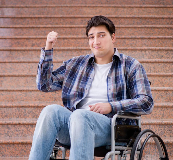 Niepełnosprawny mężczyzna na wózku inwalidzkim mający problemy ze schodami - Zdjęcie, obraz