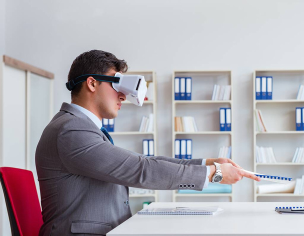 Επιχειρηματίας με γυαλιά εικονικής πραγματικότητας στο γραφείο - Φωτογραφία, εικόνα