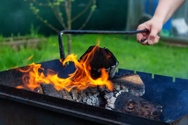 Summer backyard barbecue. Making fire in grill. - Fotoğraf, Görsel
