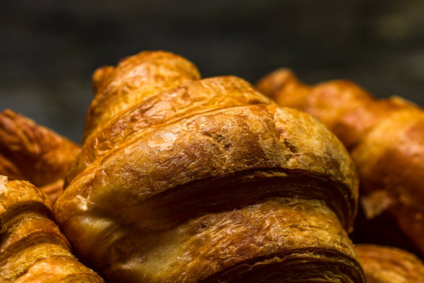 Croissant francesi dorati appena sfornati. Croissant al forno gustosi, caldi croissant burrosi e pasticcini al forno - Foto, immagini