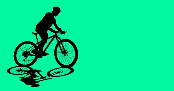 Silhouet van een man die een fiets berijdt om te trainen op een gekleurde achtergrond met knippad. - Foto, afbeelding