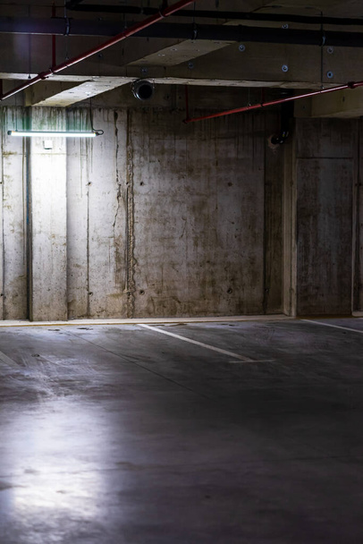 Estacionamento vazio com luz ofuscante, garagem subterrânea. - Foto, Imagem