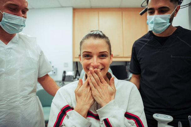 Beyaz dişli kadın yıllık dişçiden zevk alıyor. Temiz ve temiz hissediyorlar. - Fotoğraf, Görsel